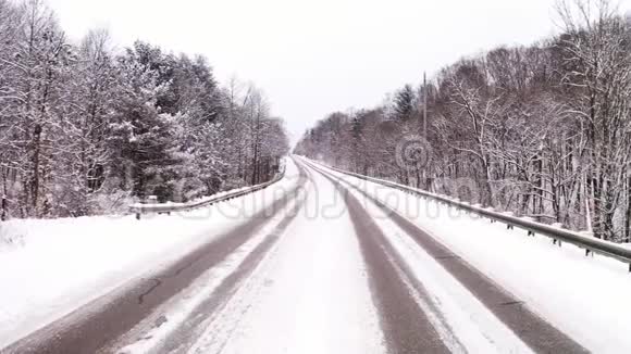 冬季乡间路雪覆盖森林视频的预览图