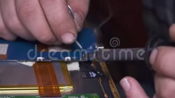 一名电子技术人员将一块破碎的平板电脑打包视频的预览图