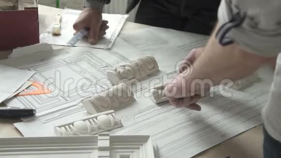 男性设计师手中的白色成型样品视频的预览图