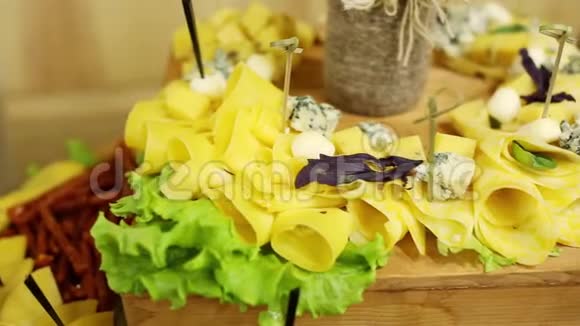 自助餐桌上不同类型的切碎奶酪视频的预览图