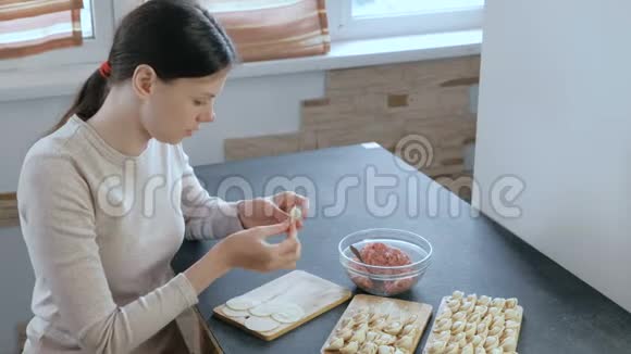 女人用肉馅包饺子侧视视频的预览图