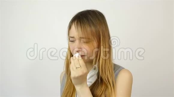 漂亮的年轻女子对着手帕打喷嚏视频的预览图