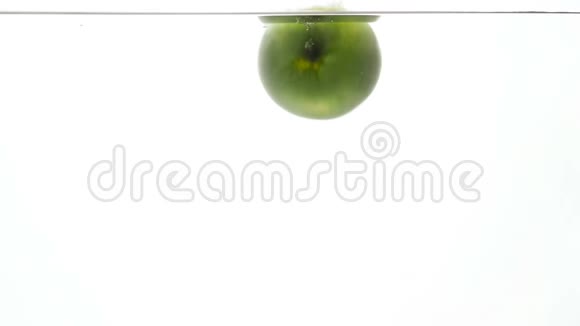 一个新鲜成熟的苹果在白色背景下在冰冷的清水中下落的特写慢镜头视频的预览图