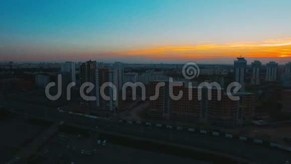 日出时有摩天大楼和建筑物的全景天际线视频的预览图