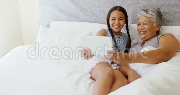 4k床房带数字平板电脑的祖母和孙女自拍视频的预览图