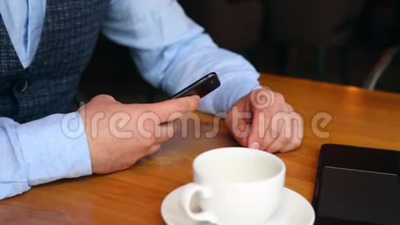 餐馆里的服务员给人带来帐单人通过NFC技术在咖啡厅手机上进行支付视频的预览图