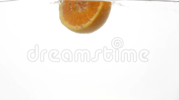 柠檬橘子和葡萄柚的慢动作视频被切成两半在冰冷清澈的水中落下和飞溅视频的预览图