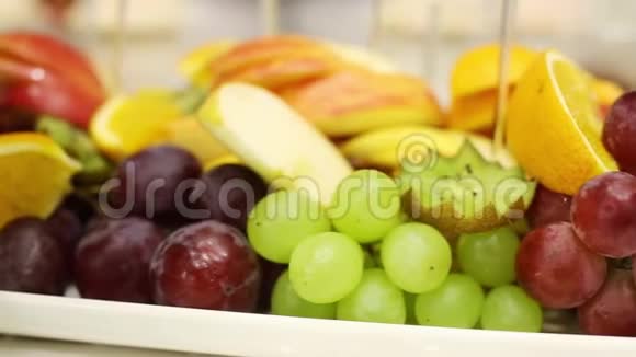自助餐桌上的葡萄和切碎的水果视频的预览图