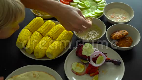 一家人吃印度马来西亚食物的照片视频的预览图