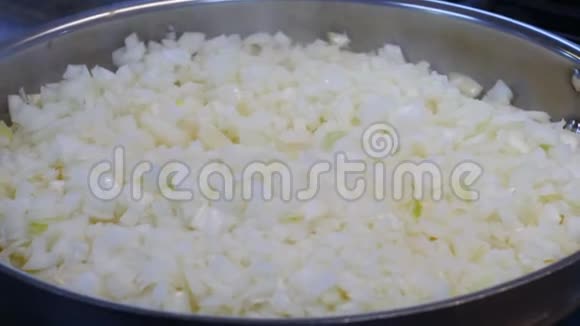 洋葱在铸铁煎锅里被炒切好的洋葱放在锅里的植物油里炒特写镜头出现在视频的预览图