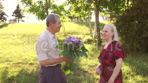 老人在公园给他心爱的妻子送花视频的预览图