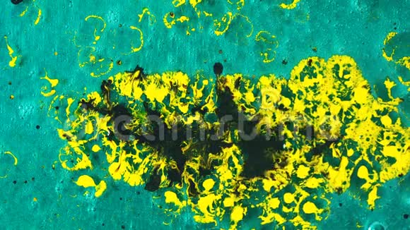 在绿松石凝胶背景上特写黄墨渍和黑色落墨滴艺术和纹理视频的预览图