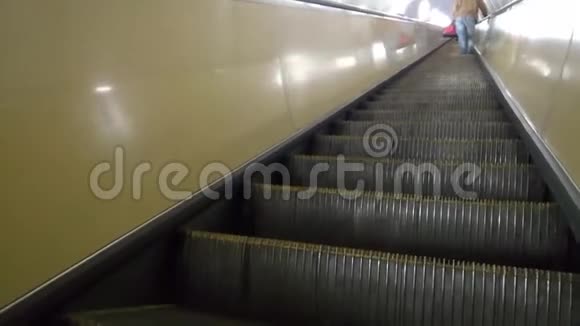 人的后景是在地铁里爬扶梯视频的预览图