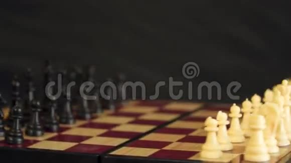 棋盘上的国际象棋视频的预览图