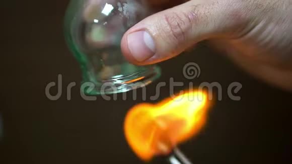 关闭拔火罐治疗师的手加热罐杯与火焰隔离在黑色背景会计视频的预览图