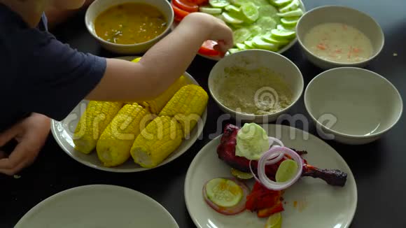 一家人吃印度马来西亚食物的照片视频的预览图