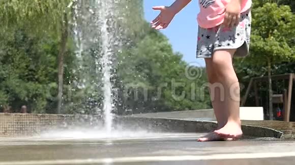 女孩的腿和脚都湿在喷泉里视频的预览图