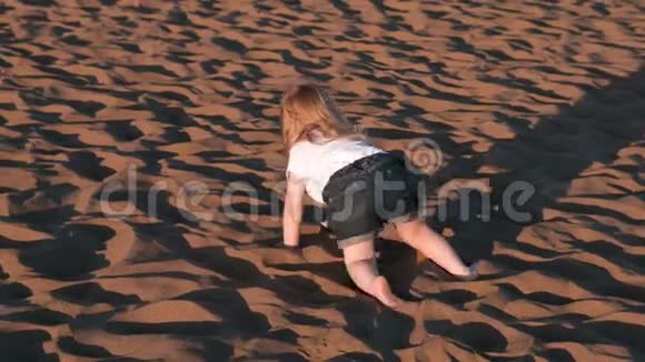 女孩在沙滩上玩耍视频的预览图