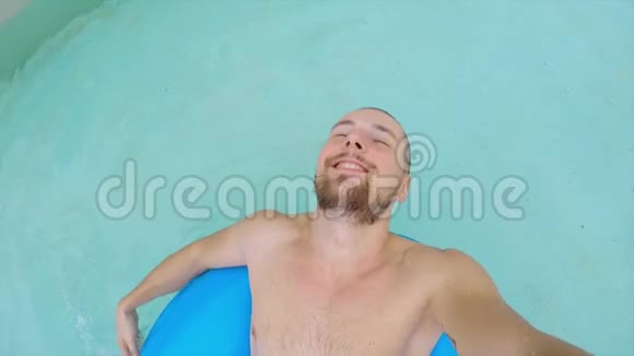 在橡胶圈的水上公园游泳池里放松快乐的年轻人戈普罗赛尔夫泰国视频的预览图