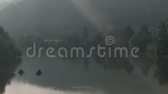 两个渔夫在晨雾中视频的预览图