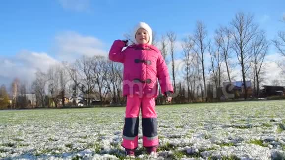 女孩宝贝在晴天扔雪球视频的预览图