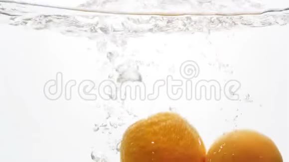 特写4k镜头三个橙子在白色背景下跌水视频的预览图