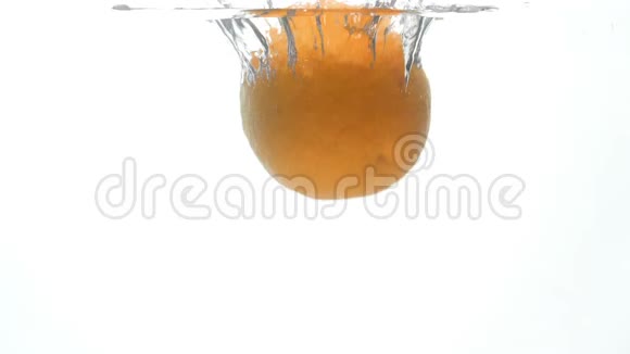 新鲜成熟的橙果在清澈的冷水中下落和漂浮视频的预览图