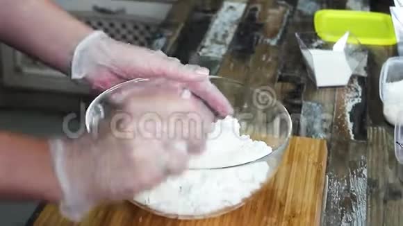 厨师把酸奶油放进面团里做芝士蛋糕视频的预览图