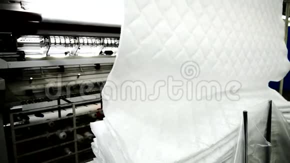 室内床垫厂生产车间提花织物视频的预览图