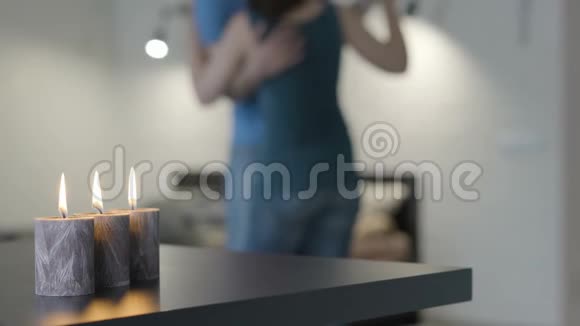 年轻夫妇在烛光下跳舞视频的预览图