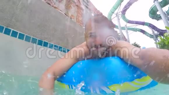 在橡胶圈的水上乐园游泳池里玩得开心的年轻人戈普罗赛尔夫泰国视频的预览图