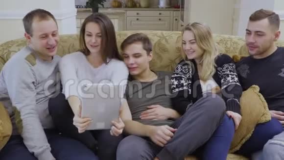一群年轻的白种人在家里自拍视频的预览图