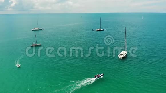 参加比赛的现代船只在阳光明媚的日子里现代游艇和摩托艇在干净的蓝色海洋中参加雷加特视频的预览图