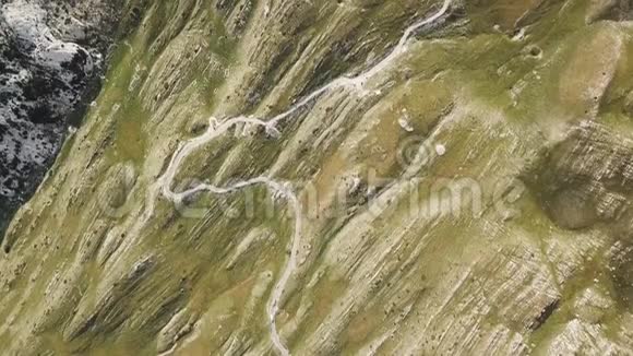 群山蜿蜒的道路的俯视图库存穿过山脉的路很危险令人叹为观止的陡坡景观视频的预览图