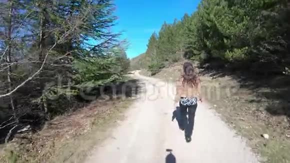 法国比利牛斯山脉一条小路上的年轻单身女子视频的预览图