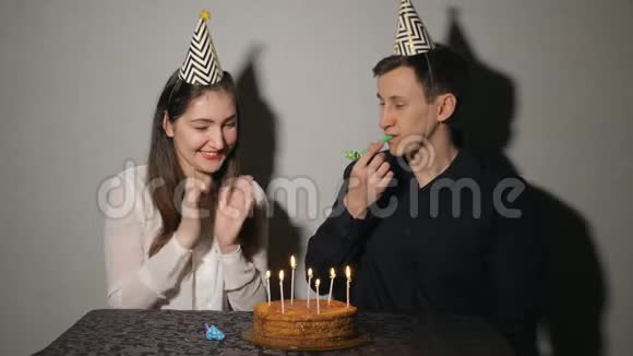 微笑的一对夫妇庆祝和派对吹奏的节日视频的预览图