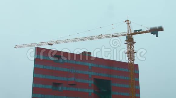 大塔吊在施工现场作业建筑工地的重型机械视频的预览图