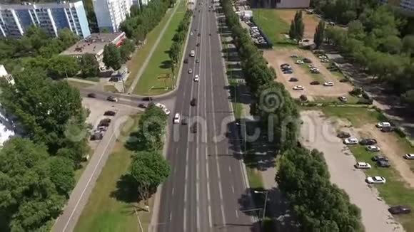 夏季的城市景观空中拍摄的道路视频的预览图