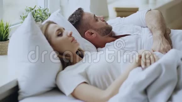 亲密的夫妻关系有问题有情绪谈话而躺在床上在家里年轻女子转身视频的预览图
