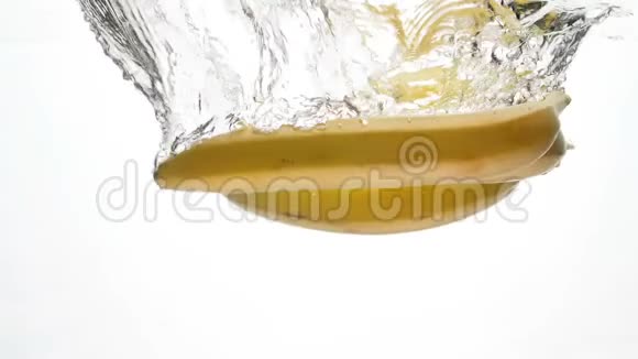 特写慢动作视频熟香蕉落在冷水中视频的预览图