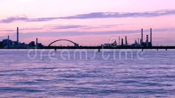 黄昏时靠近海渠的工业区全景视频的预览图