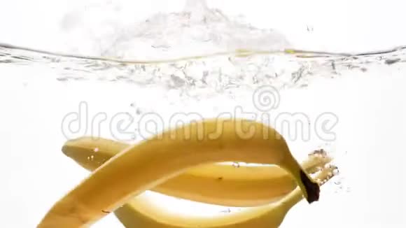 特写3根香蕉落水的4k镜头新鲜成熟的果实视频的预览图