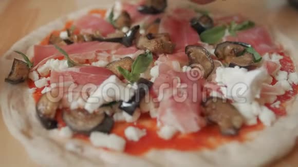 厨师们用培根草药奶酪番茄和蘑菇准备披萨4K特写镜头视频的预览图