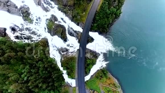 挪威强大而美丽的瀑布从公路下面经过从上面看空中观景视频的预览图