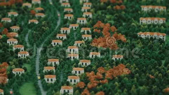 绿色森林小山村的建筑模式乡村景观视频的预览图