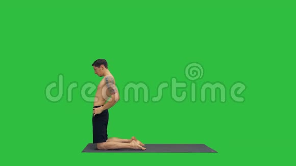 运动的年轻人锻炼身体瑜伽普拉提或健身训练站在阿萨纳乌斯特拉萨纳或驼鹿视频的预览图