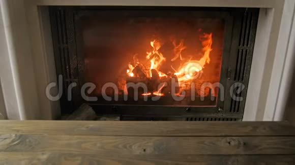 客厅木桌壁炉燃烧慢镜头视频的预览图