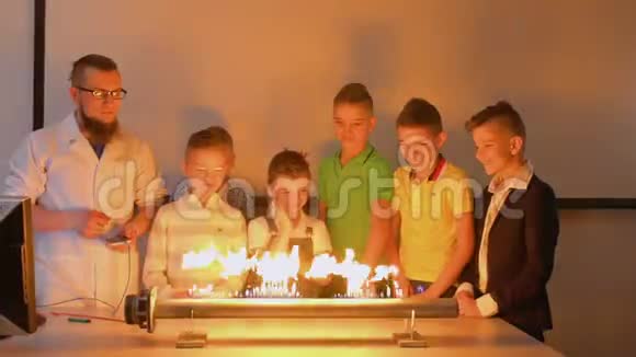 孩子们看着跳舞的火热扬声器视频的预览图