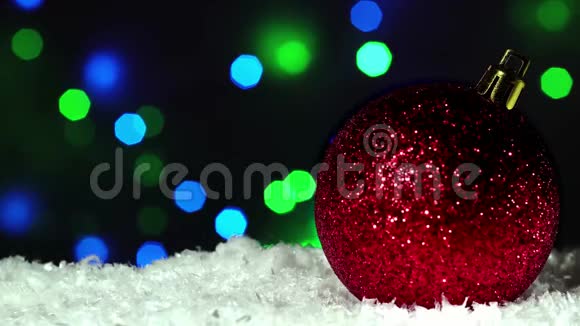 圣诞节装饰红球在雪地上闪耀的背景灯光视频的预览图