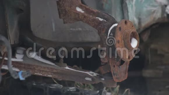 垃圾桶里生锈的汽车部件特写镜头冬天视频的预览图